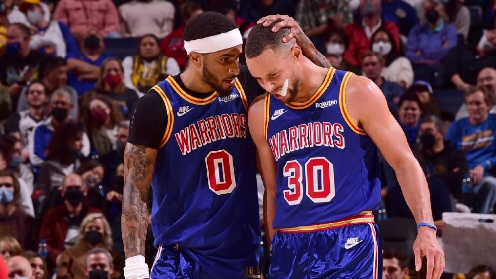 感动！62岁穆帅获球迷巨型横幅声援 率队主场9连胜后距榜首仅4分