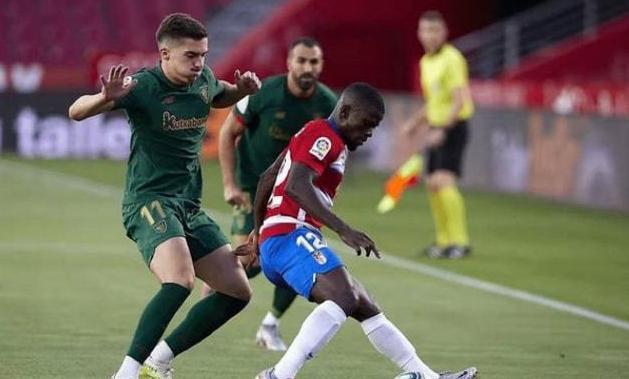 他通过肩部 他通过肩部